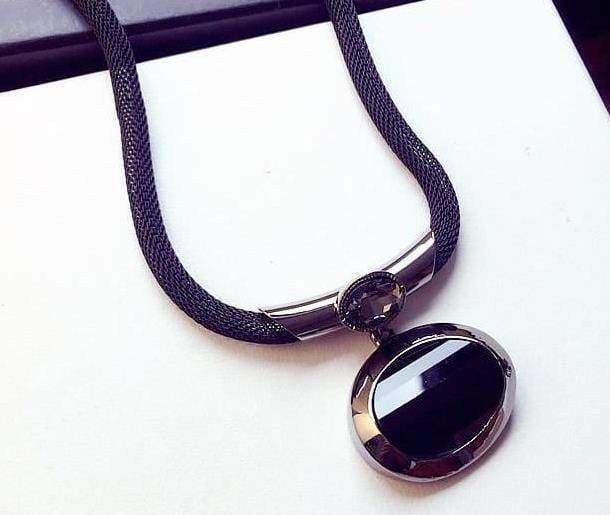 jewelry black Pendant Elegant Black Beaded Necklace with Exaggerated Clavicle Chain